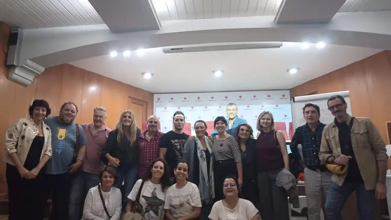 Foto de familia de participantes en el taller de Cruz Roja Musicoterapia en UCI