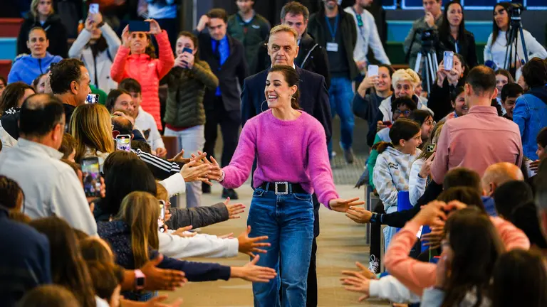 Carolina Marín, recibida como una gran campeona por el alumnado asturiano