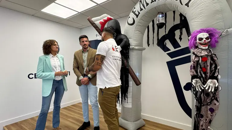 El alcalde, Adrián Cano, en la presentación de la Noche de Halloween