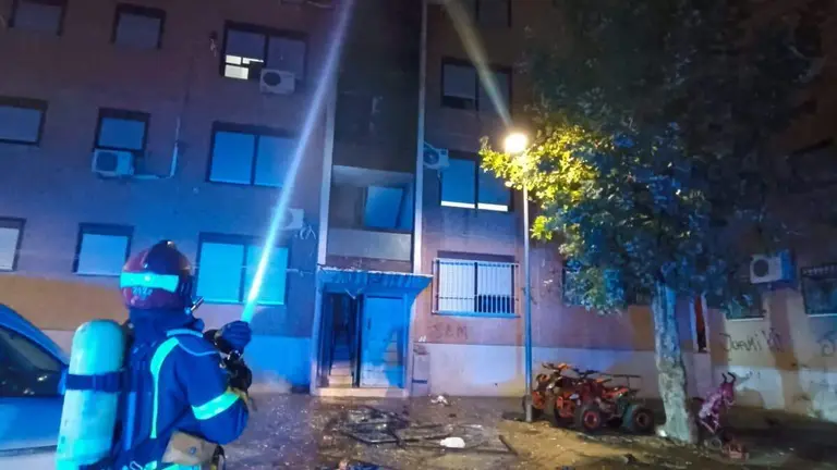 Efectivos de Bomberos apagan el fuego