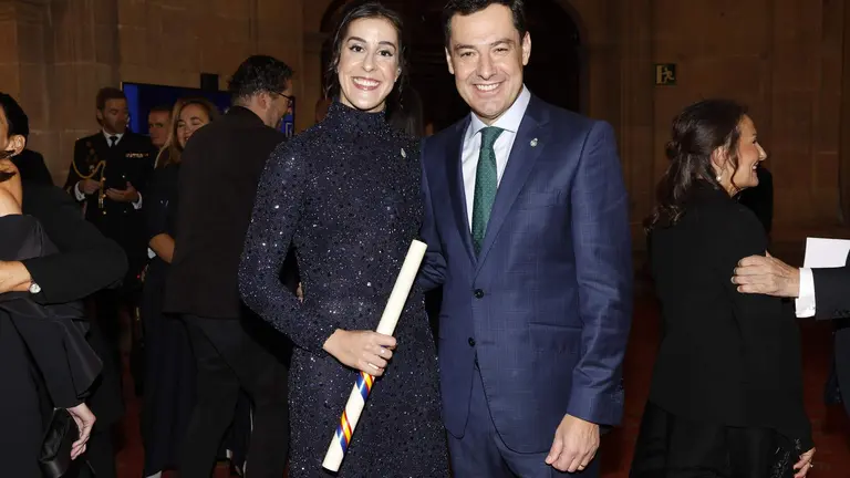Juanma Moreno junto a Carolina Mar&iacute;n
