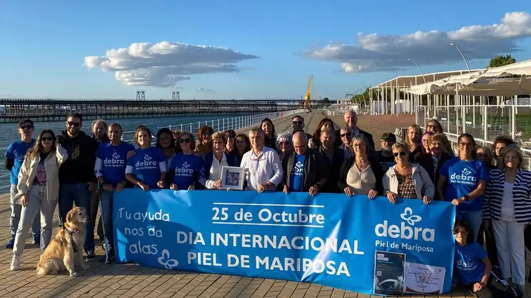 Concentraci&oacute;n en el Paseo de la R&iacute;a para reclamar apoyo e investigaci&oacute;n