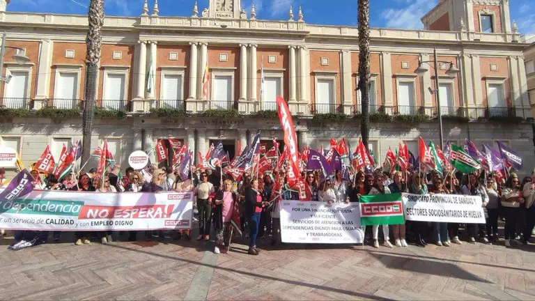 Concentraci&oacute;n en Huelva anen la Plaza del Ayuntamiento por los retrasos en la Ley de Dependencia