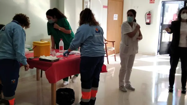 Proceso de vacunación en un centro de salud