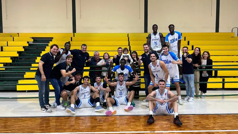 El Ciudad de Huelva celebrando su triunfo en Archena.