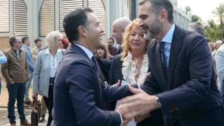 Pacheco saluda a Felipe Arias, en presencia de la alcaldesa Pilar Miranda