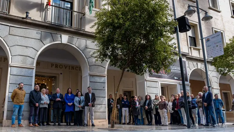 Silencio en la Diputación por las víctimas de la DANA