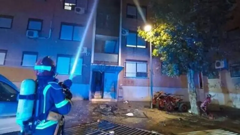 Un bombero apaga el anterior incendio en la plaza Violeta