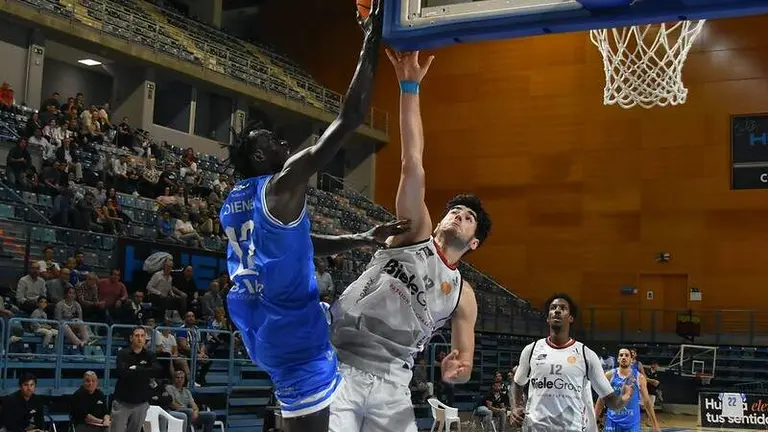 El Ciudad de Huelva haciendo valer su juego interior.