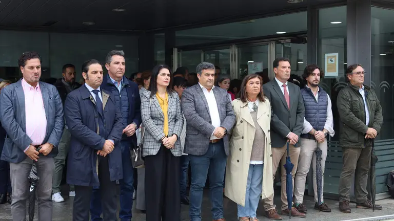 Minuto de silencio en la sede de la Junta en Huelva