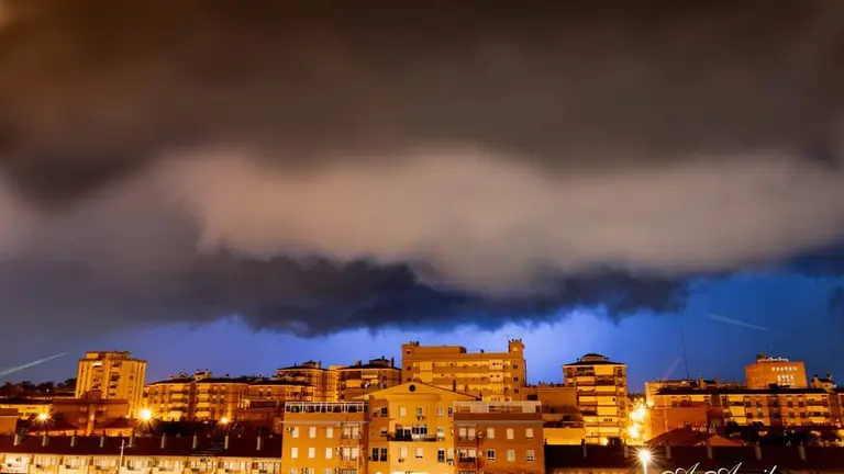 La tormenta llegando a Huelva la noche del 31 de octubre al 1 de noviembre