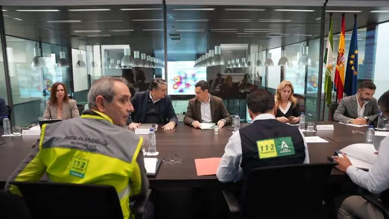 El presidente andalu preside la reunión de coordinación ante la DANA junto a Antonio Sanz
