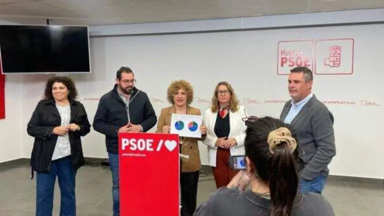 María Eugenia Limón y otros integrantes del PSOE