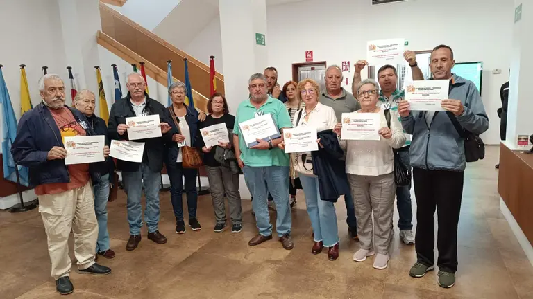 Vecinos de Valdelamusa e la entrada de la Diputación esta mañana