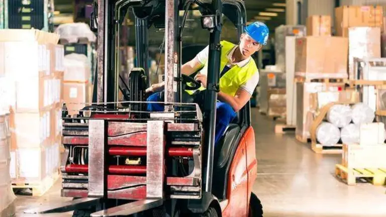 Un operario en una empresa