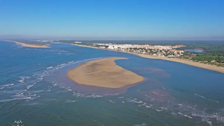 Frente de playa en El Portil con un enorme banco de arena formado en la punta de la Flecha