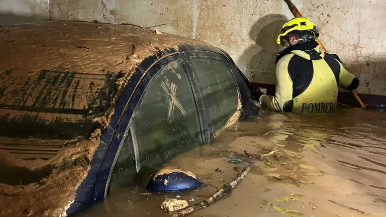 Efectivos del Consorcio en un garaje revisando el interior de vehículos