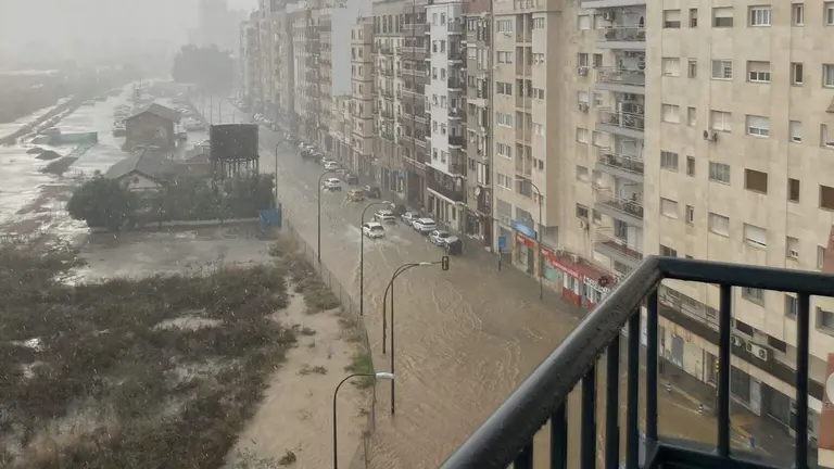 Avenida Italia, pleno centro de Huelva capital, inundada en los últimos temporales