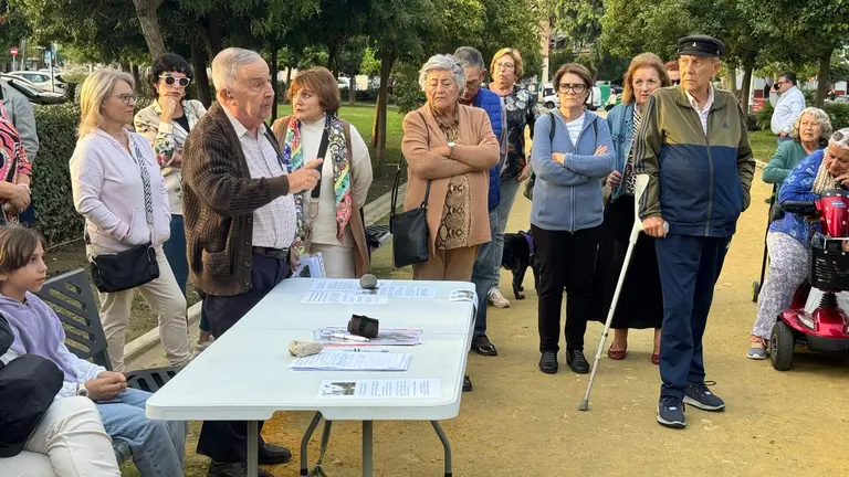 Recogida de firmas y asamblea vecinal en Isla Chica