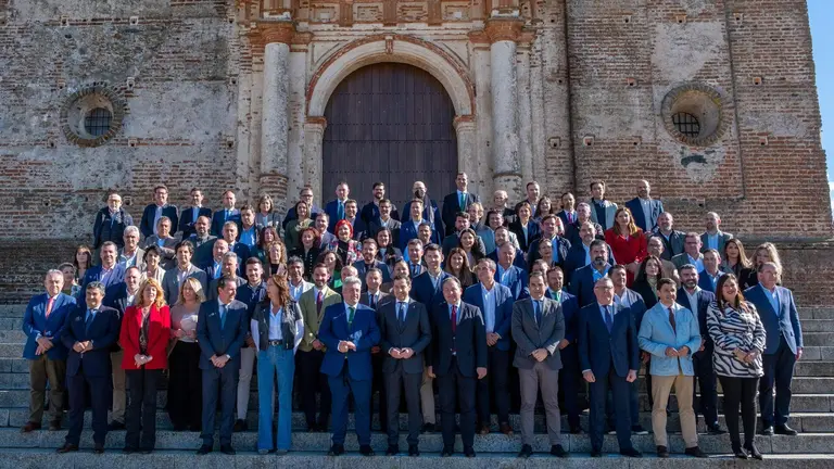 Consejo de Alcaldías, foto de familia ante el Monumento, en Castaño del Robledo