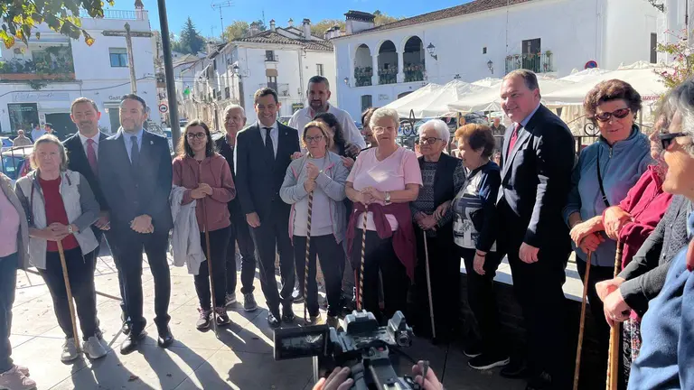 El presidente andaluz, acompañado por el presidente de la Diputación de Huelva, David Toscano, en Fuenteheridos