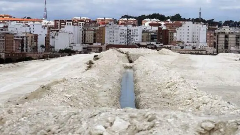 Balsa de fosfoyesos, con Huelva capital al fondo