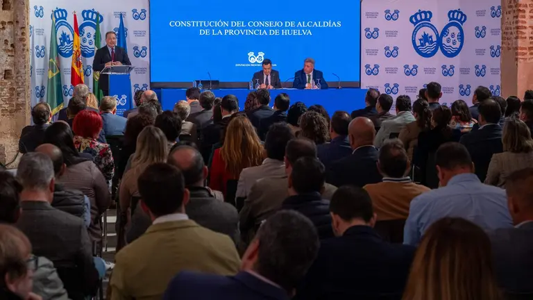 El presidente de la Diputación interviene en el Consejo en presencia del presidente de la Junta y el alcalde de Castaño del Robledo