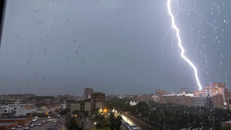 Un rayo cae sobre la capital, en una imagen captada esta ma&ntilde;ana por el fot&oacute;grafo Antonio Aguilera