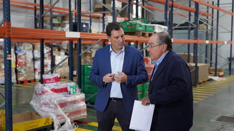 Santana y D&iacute;az Cabrera, en las instalaciones, casi vac&iacute;as, del Banco de Alimentos de Huelva