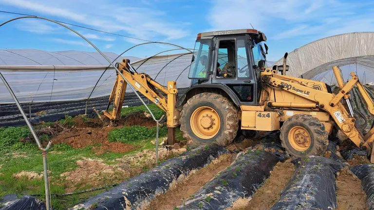 Cierre de pozo Lucena del Puerto 4 (excavadora)