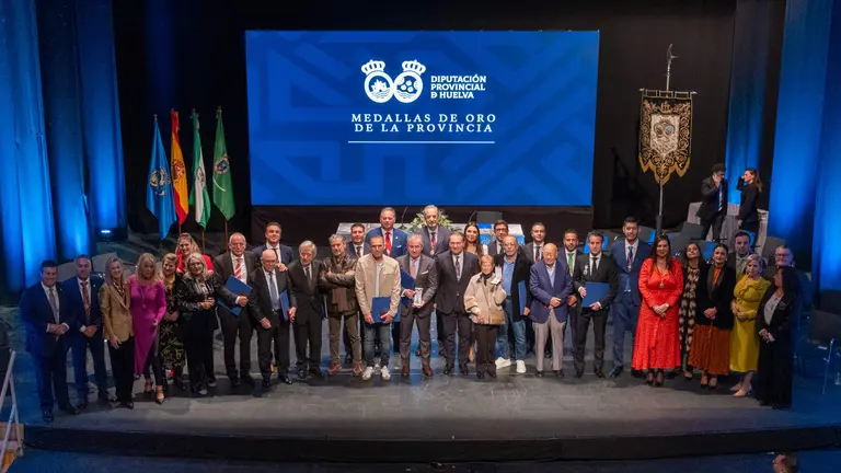 Foto de familia de la entrega de Medallas de la Provincia de 2024