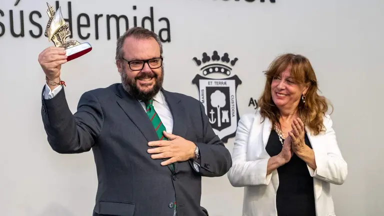 Luis de Vega recoge el Premio de la mano de Aurora Smet, presidenta de la Asociación de la Prensa