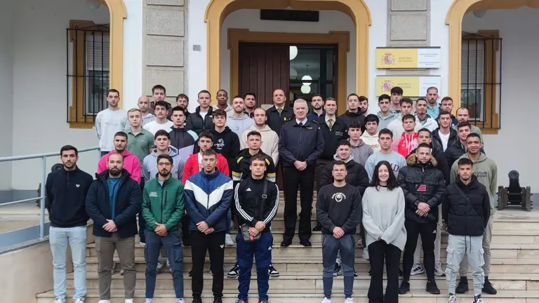 Foto de familia del alumnado de los Cuerpos de Defensa en su despedida
