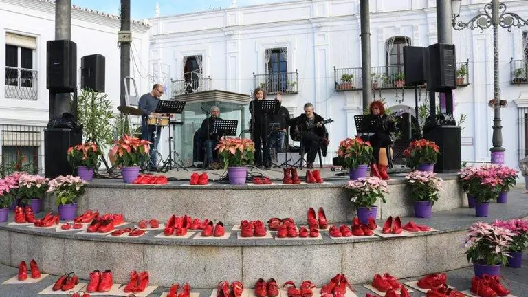 Zapatos rojos, s&iacute;mbolo internacional en recuerdo de las mujeres asesinadas, un clamor contra el feminicidio (Cartaya)