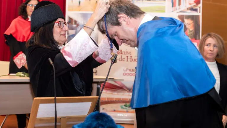 Pe&ntilde;a impone el s&iacute;mbolo universitario