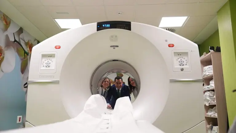 Juanma Moreno, en una visita hospitalaria