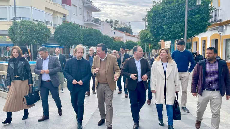 Dirigentes populares pasean por Nerva