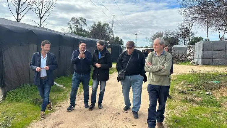 Sierra dialoga con Marcos Toti durante la visita