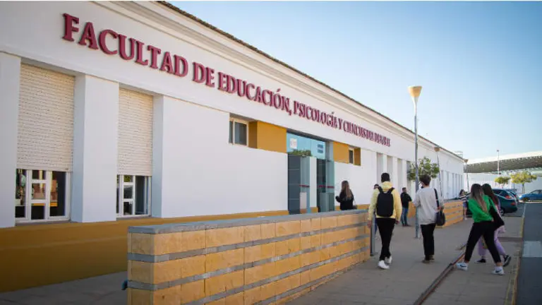 Entrada a la Facultad de Educaci&oacute;n de la UHU