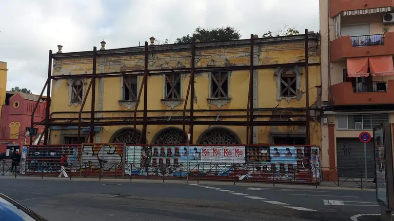 Fachada apuntalada del antiguo mercado de La Merced
