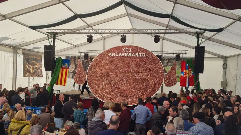 La ración de jamón ibérico de bellota más grande del mundo, un año más en Cumbres Mayores