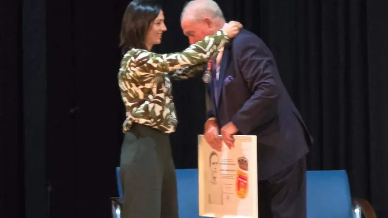 La alcaldesa de Tharsis impone la medalla de la ciudad a Isabelo Ramirez