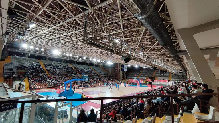 Así lucía el Palacio de León durante el partido del Ciudad de Huelva.