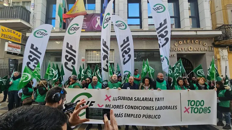 Protesta laboral liderada por CSIF ante la subdelegaci&oacute;n del Gobierno