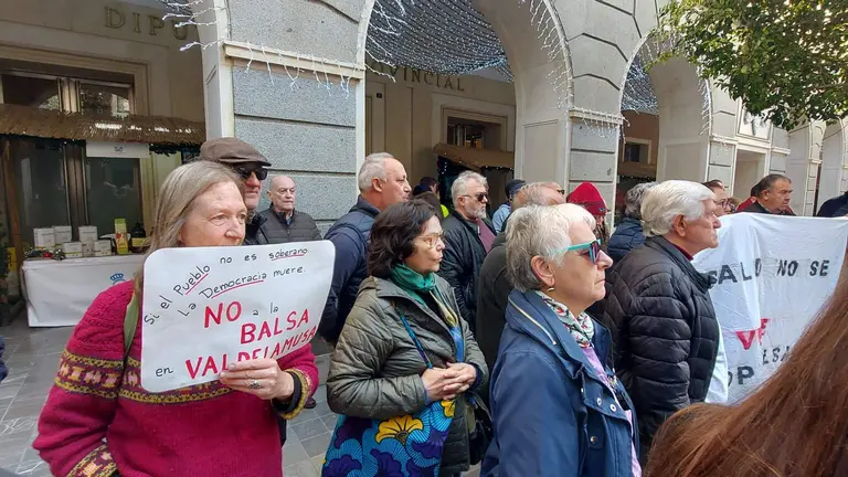 Vecinos de Valdelamusa a las puertas de la Diputación