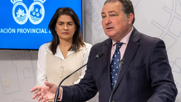 David Toscano presenta la iniciativa en presencia de Núñez.