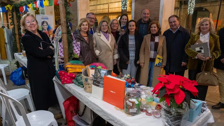 Foto de familia durante la visita del presidente de la Diputación
