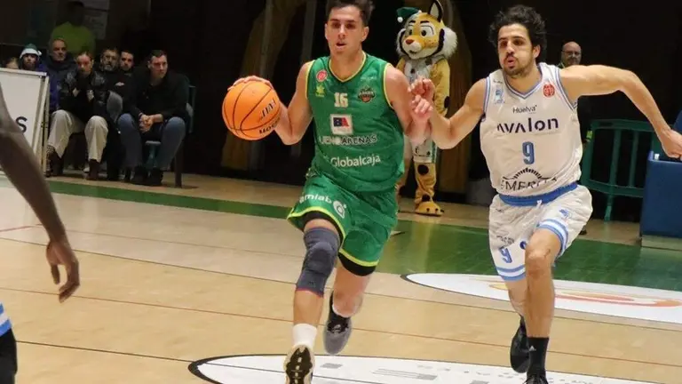 Pablo Sánchez rebasa a Rafa Salamé durante el Albacete-CDH.