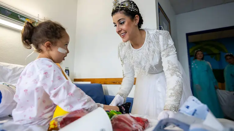 La Estrella, Carolina Mar&iacute;n, en la visita a los nin@s junto a sus majestades