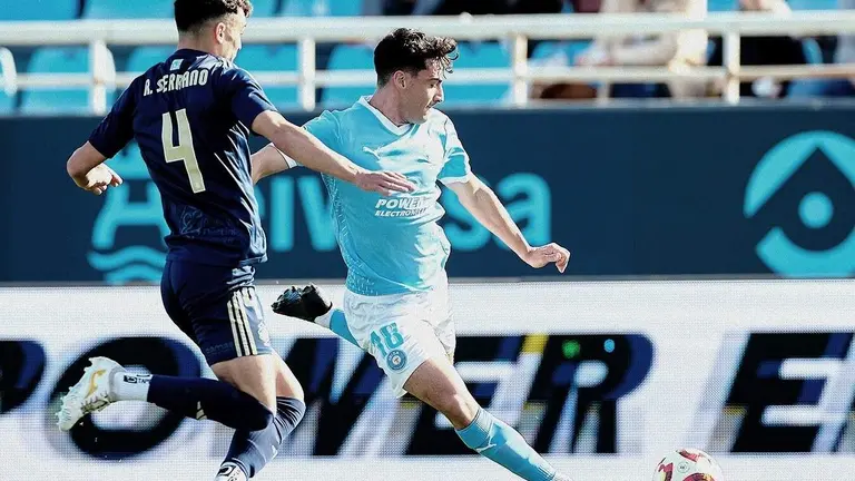 Ruben Serrano, del Recre, tapa un ataque del Ibiza.